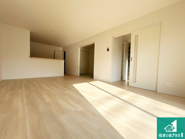 神戸市西区王塚台　第6期　新築一戸建ての居間・リビング|シンプルなリビングは、観葉植物等のインテリアを楽しめますね！パパ好みにも、ママ好みにも家具次第で雰囲気を変えることができます！