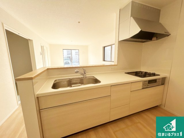 神戸市西区王塚台　第6期　新築一戸建てのキッチン|リビングと統一感があり、使い勝手のいいキッチン。広々としているので、二人並んで作業が出来ちゃいます。お子様と一緒に色々なお料理に挑戦できるスペースがあります。