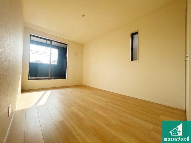 神戸市西区王塚台　第6期　新築一戸建ての洋室|寝室は心地よい眠りについてもらいたくて、シンプルかつ開放的な空間な設計にしています！大きな窓から差し込む日が心地いいです♪