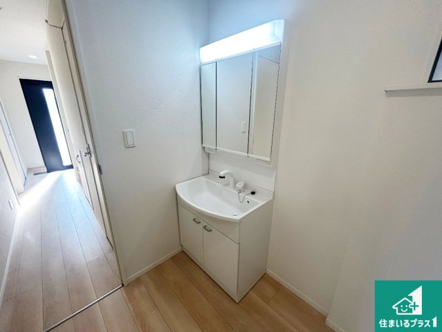 神戸市西区王塚台　第6期　新築一戸建ての独立洗面台|清潔感のある洗面台です。フラットな鏡は掃除がしやすく毎日清潔！鏡裏には収納があるのでスッキリとした洗面台が保てます。