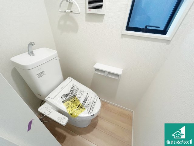 神戸市西区王塚台　第6期　新築一戸建てのトイレ|1・2階の2ヶ所にあるので、朝の忙しい時間の順番待ちもなく、深夜の利用にも大変便利です。