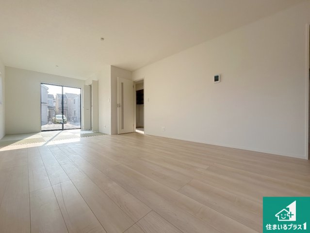 神戸市西区王塚台　第6期　新築一戸建ての居間・リビング|日当たり良好の明るいリビングで朝の目覚めもスッキリできそう！対面キッチンでご家族のコミュニケーションも自然と増える設計！小さなお子様が遊ぶスペースを作っても広々とくつろげるLDK！