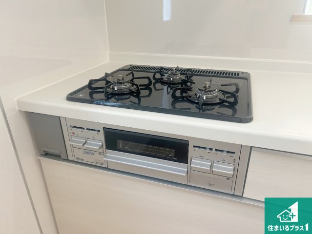 神戸市西区王塚台　第6期　新築一戸建ての設備|ダブル高火力Ｓｉセンサー付きコンロ！３口あるので、まとめて料理をする時も大活躍！