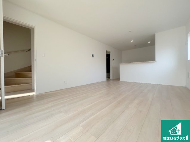 神戸市西区王塚台　第6期　新築一戸建ての居間・リビング|シンプルなリビングは、観葉植物等のインテリアを楽しめますね！パパ好みにも、ママ好みにも家具次第で雰囲気を変えることができます！