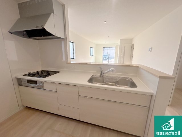 神戸市西区王塚台　第6期　新築一戸建てのキッチン|リビングと統一感があり、使い勝手のいいキッチン。広々としているので、二人並んで作業が出来ちゃいます。お子様と一緒に色々なお料理に挑戦できるスペースがあります。