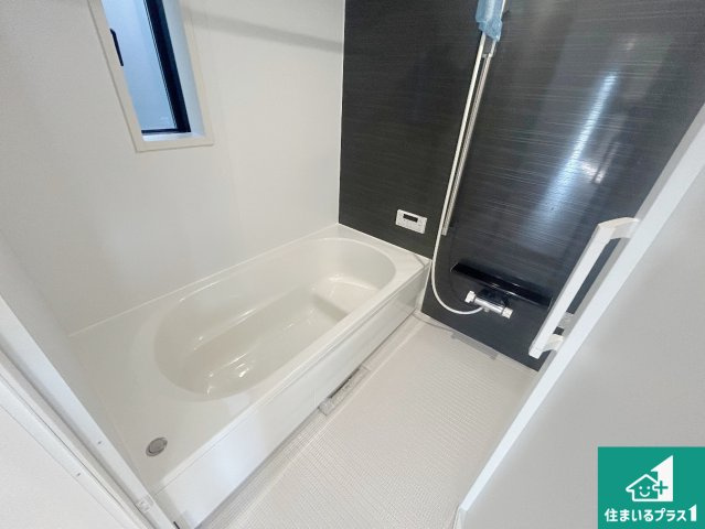 神戸市西区王塚台　第6期　新築一戸建ての浴室|足をゆったり伸ばして寛げる浴槽です。窓が設けられていますので差し込む光が明るく穏やかな雰囲気にしてくれます♪浴室乾燥機も設置しているので、雨の日の洗濯物も安心です♪