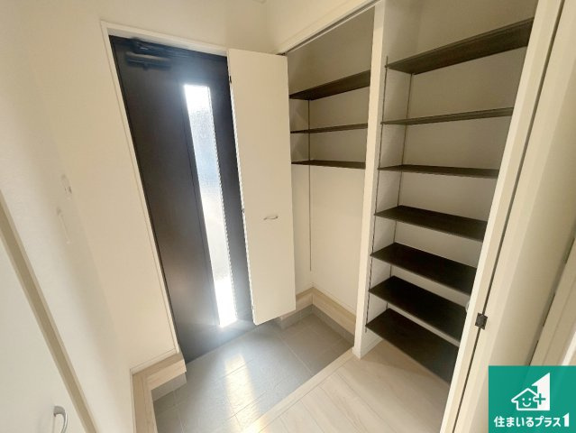 神戸市西区王塚台　第6期　新築一戸建ての玄関|シューズボックスにはたくさんの靴が収納できるので玄関周りはいつもスッキリ！ご家族が増えても安心！