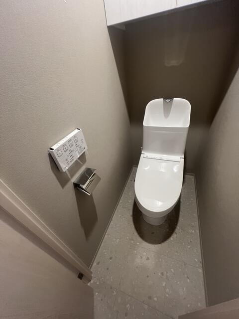 リリーフォート板橋大山のトイレ|清潔感ある独立トイレ。収納棚付きで便利 