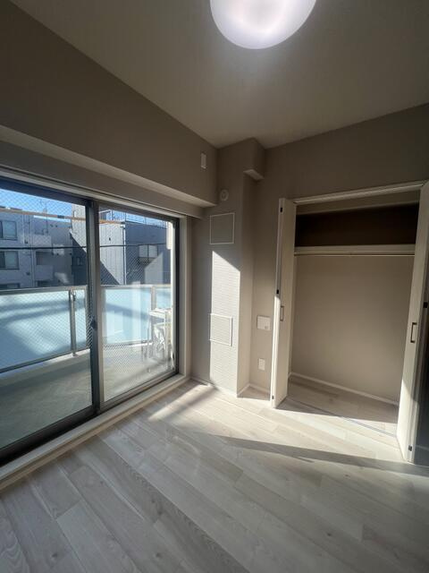 リリーフォート板橋大山の洋室|開口部が広く、開放感のある居室スペース 