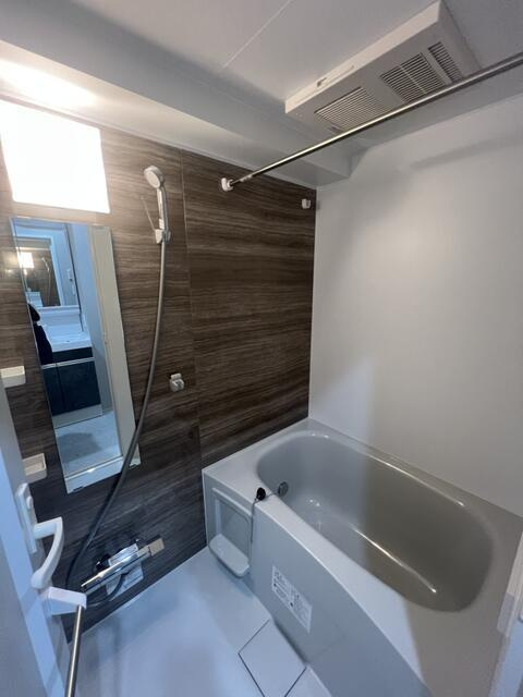 リリーフォート板橋大山の浴室|木目調アクセントが映える清潔感あるバスルーム 