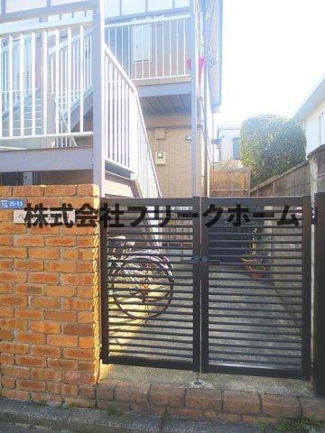 武蔵野市吉祥寺北町１丁目のアパートのエントランス