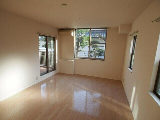 Ｒｏｃｈｅ　Ｓ．Ｇａｉｅｎの居間・リビング|大きな窓から自然光が差し込む、開放感あるLDK空間。