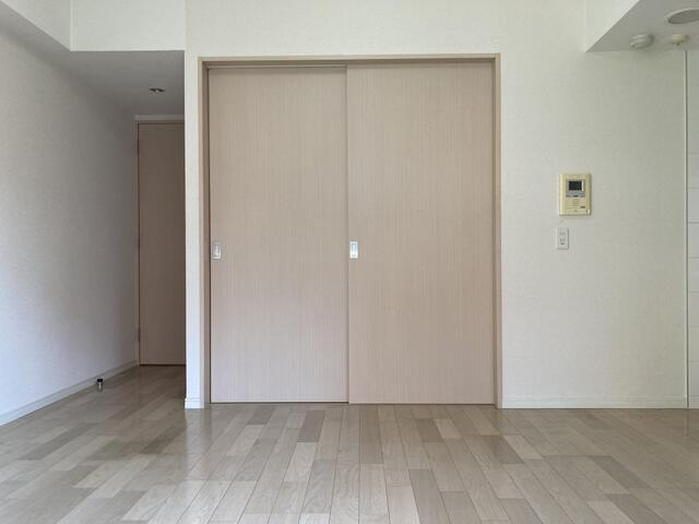 ルピナス高輪の居間・リビング|おしゃれなリビングで収納もしっかりあります。