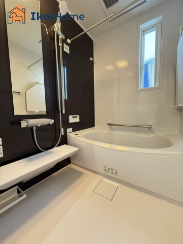 明石市二見町西二見　新築戸建　の浴室|【ホームページに現地動画掲載中】●年中無休：当日予約可●小窓ございますので通気・換気良好です。