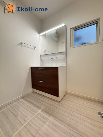 明石市二見町西二見　新築戸建　の洗面所|【ホームページに現地動画掲載中】●年中無休：当日予約可●洗面台はお化粧をする時に便利な３面鏡。