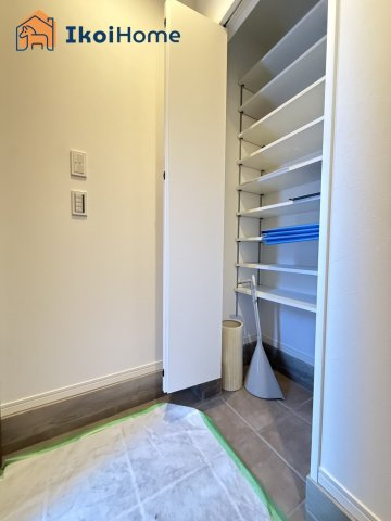 明石市二見町西二見　新築戸建　の玄関|【ホームページに現地動画掲載中】●年中無休：当日予約可●大きな靴箱が付いています。