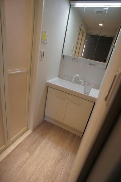 ボウ　ベルズ　ハウス笹塚の洗面所|独立洗面台付きで朝の支度もスムーズにできます。 