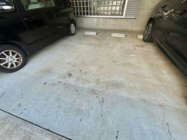 STELLA久保町の駐車場