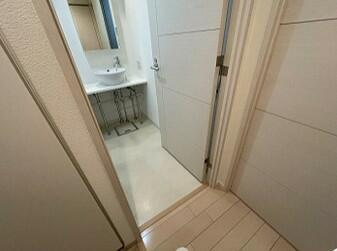 グローリオ明大前の洗面所|ゆったりとスペースのある洗面所