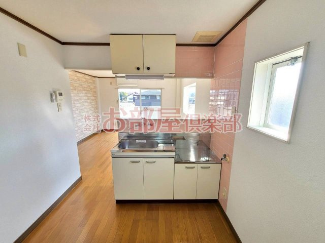 プランドゥ合川Ⅱのキッチン|窓や収納豊富なキッチンになります。