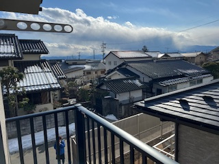 松本市横田4丁目　中古戸建の展望|空の広がりを感じられる、バルコニーからの心地よい眺望。