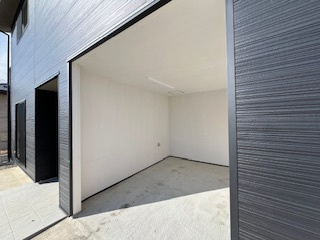 松本市横田4丁目　中古戸建の駐車場|大切な愛車を守り、暮らしの快適さを高めるインナーガレージ。