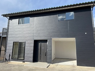松本市横田4丁目　中古戸建の外観|直線的なデザインが街並みに美しく映え、時を重ねても色あせない佇まいです。