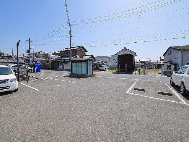 レオパレスプレミールの駐車場|駐車場に車を止められます