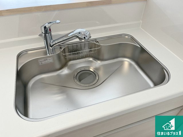 姫路市四郷町山脇　第12期　新築一戸建ての独立洗面台|清潔感のある洗面台です。フラットな鏡は掃除がしやすく毎日清潔！ホースは引き出して使えるので洗顔やお掃除の際に便利です！