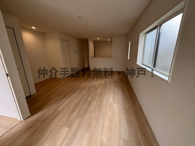 【居間・リビング】 | 神戸市須磨区高倉台1丁目　新築戸建　仲介手数料無料！ | こちらのリビングで趣味の時間をお楽しみください