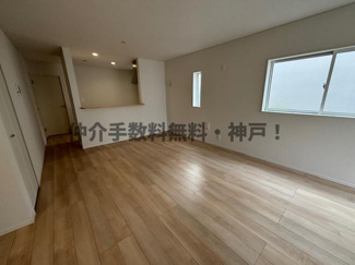【居間・リビング】 | 神戸市須磨区高倉台1丁目　新築戸建　仲介手数料無料！ | ゆったりとした居間です
