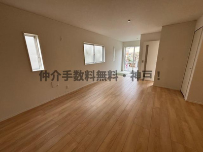 【居間・リビング】 | 神戸市須磨区高倉台1丁目　新築戸建　仲介手数料無料！ | こちらの居間で趣味の時間をお楽しみください