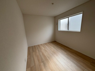 【洋室】 | 神戸市須磨区高倉台1丁目　新築戸建　仲介手数料無料！ | 落ち着いた色調の洋室です