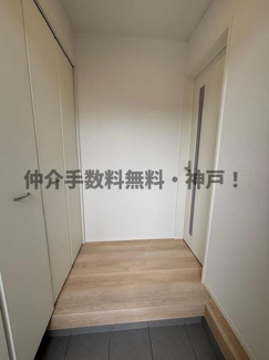 【玄関】 | 神戸市須磨区高倉台1丁目　新築戸建　仲介手数料無料！ | 収納もある玄関です