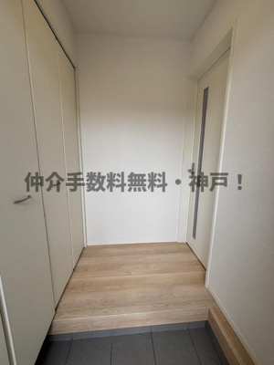 【玄関】 | 神戸市須磨区高倉台1丁目　新築戸建　仲介手数料無料！ | 収納もある玄関です