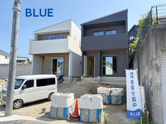 【長久手市仲田 E号棟】LDK20帖超×長期優良住宅の前面道路含む現地写真|現地（2026.07上旬）撮影
左からD号棟→E号棟