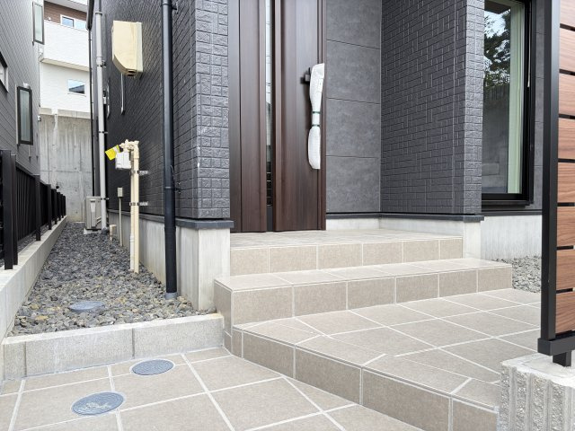 【長久手市仲田 E号棟】LDK20帖超×長期優良住宅の玄関|玄関アプローチ/階段