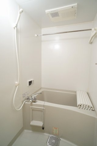 【浴室】 | グランドゥールフレア | 浴室乾燥暖房機能付きの浴室です。退去前の為、別のお部屋の写真を使用しております、多少仕様は違いますが、ご参考にしていただければと思います。