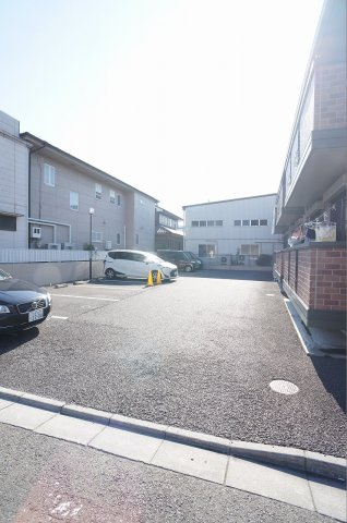 【駐車場】 | グランドゥールフレア | 敷地内に舗装された駐車場完備。２台までお借りいただけます。
