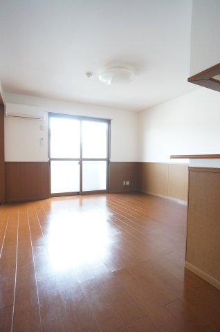 【居間・リビング】 | グランドゥールフレア | 洋室と繋げて開放的な空間を作る事も出来ます。退去前の為、過去の写真を使用しております、ご参考にしていただければと思います。