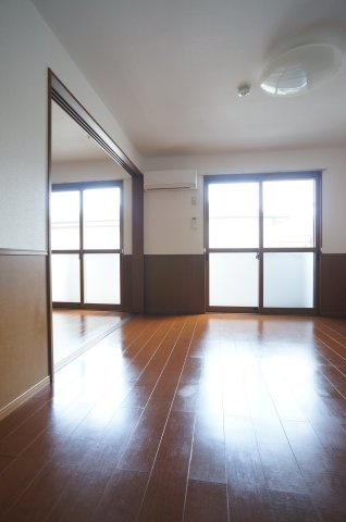 【居間・リビング】 | グランドゥールフレア | 陽当たりの良いリビングです。退去前の為、過去の写真を使用しております、ご参考にしていただければと思います。