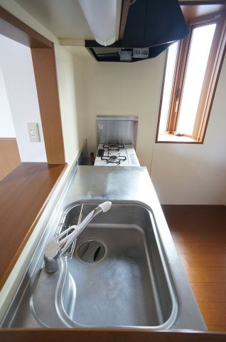 【キッチン】 | グランドゥールフレア | こちらでお料理をお楽しみください。退去前の為、別のお部屋の写真を使用しております、多少仕様は違いますが、ご参考にしていただければと思います。