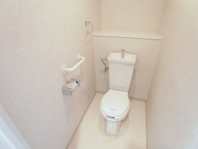 コリンデールのトイレ|手すり等が設置済のトイレ