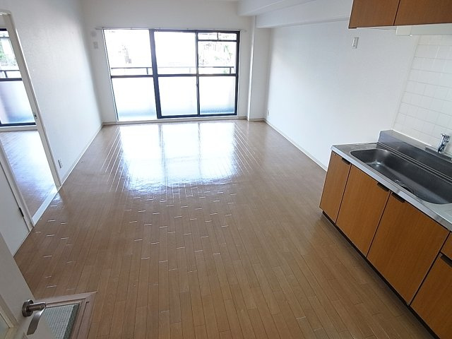 コリンデールの設備|バルコニーに面したリビングは明るいです