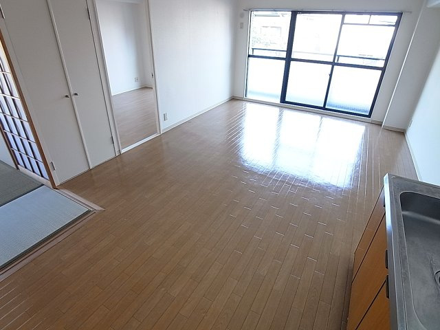 コリンデールの居間・リビング|広々した明るいリビング