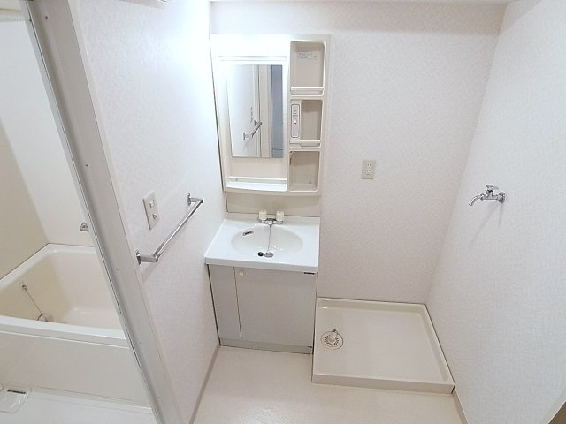 コリンデールの洗面所|独立洗面完備、広々した脱衣スペース