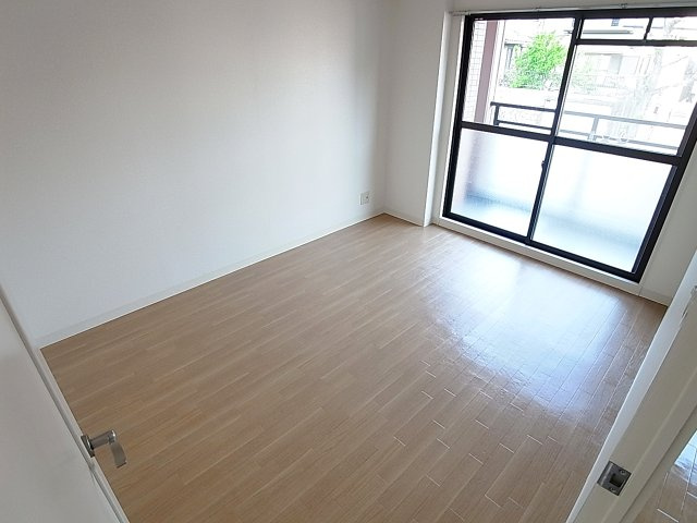 コリンデールの内装|バルコニーの採光で明るい室内