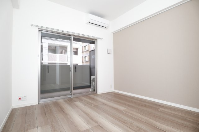 サヴォイ　ル・プルミエ　パリエ　12階の居間・リビング|別号室の写真です。
現状優先となります。出窓がございます。