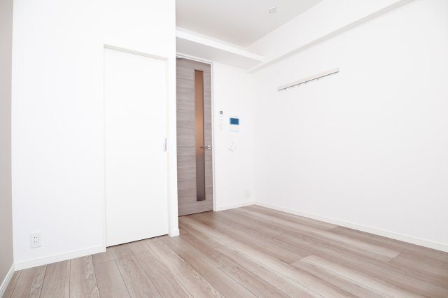 サヴォイ　ル・プルミエ　パリエ　12階の居間・リビング|別号室の写真です。
現状優先となります。出窓がございます。