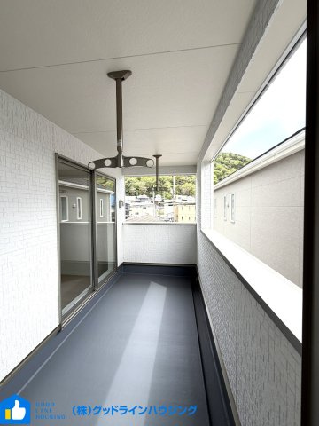 クレイドルガーデン郷瀬町第2　１号棟のバルコニー|屋根付きで雨の日も安心、物干し付き